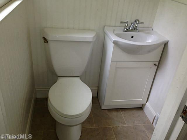 1323 Berwick Road Southwest Winston-Salem, NC 27103 - Photo 10 of 13 Bath. Half Bathroom off the master