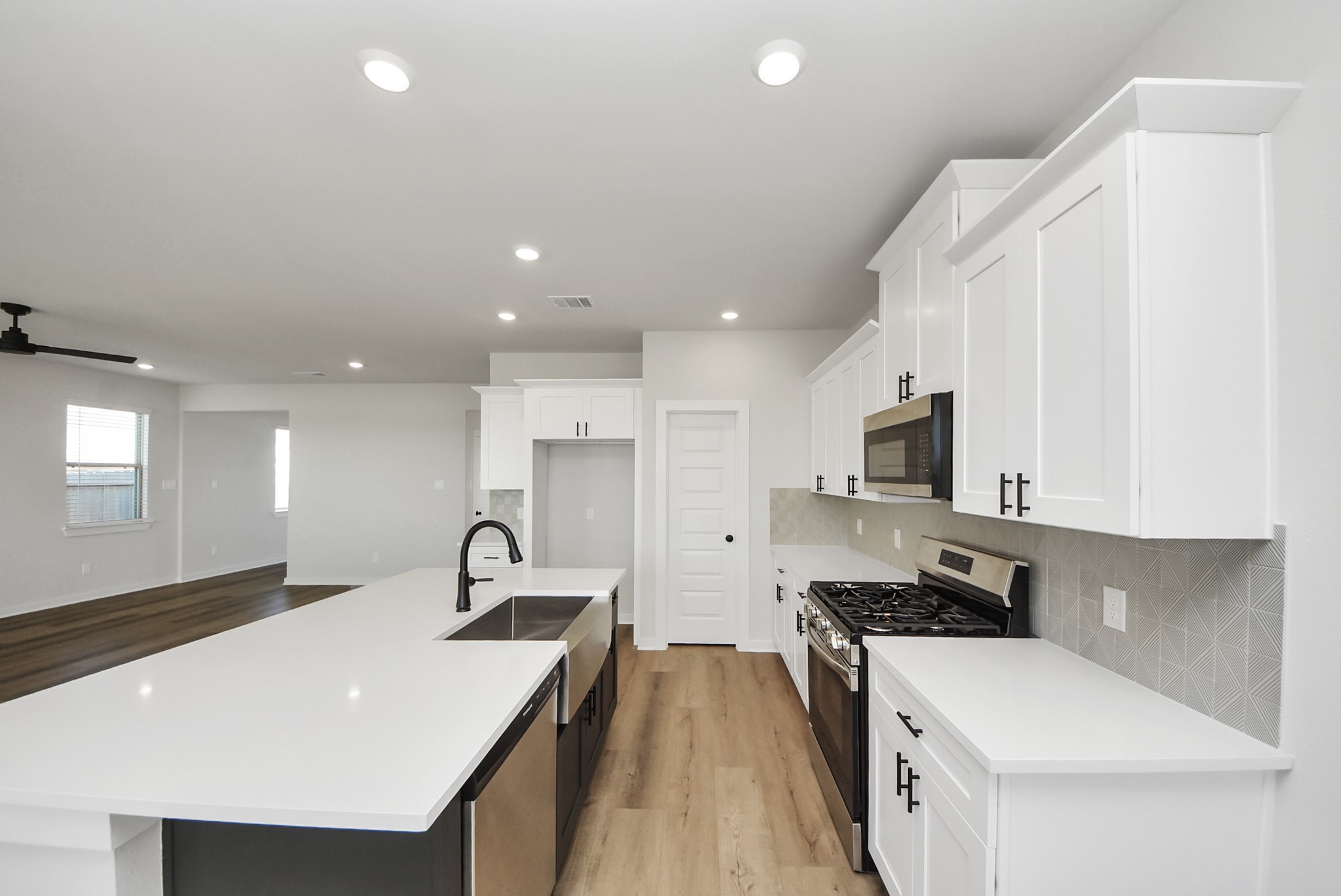 6522 Escondido Drive Rosharon, TX 77583 - Photo 11 of 33 Kitchen, quartz countertops, SS appliances