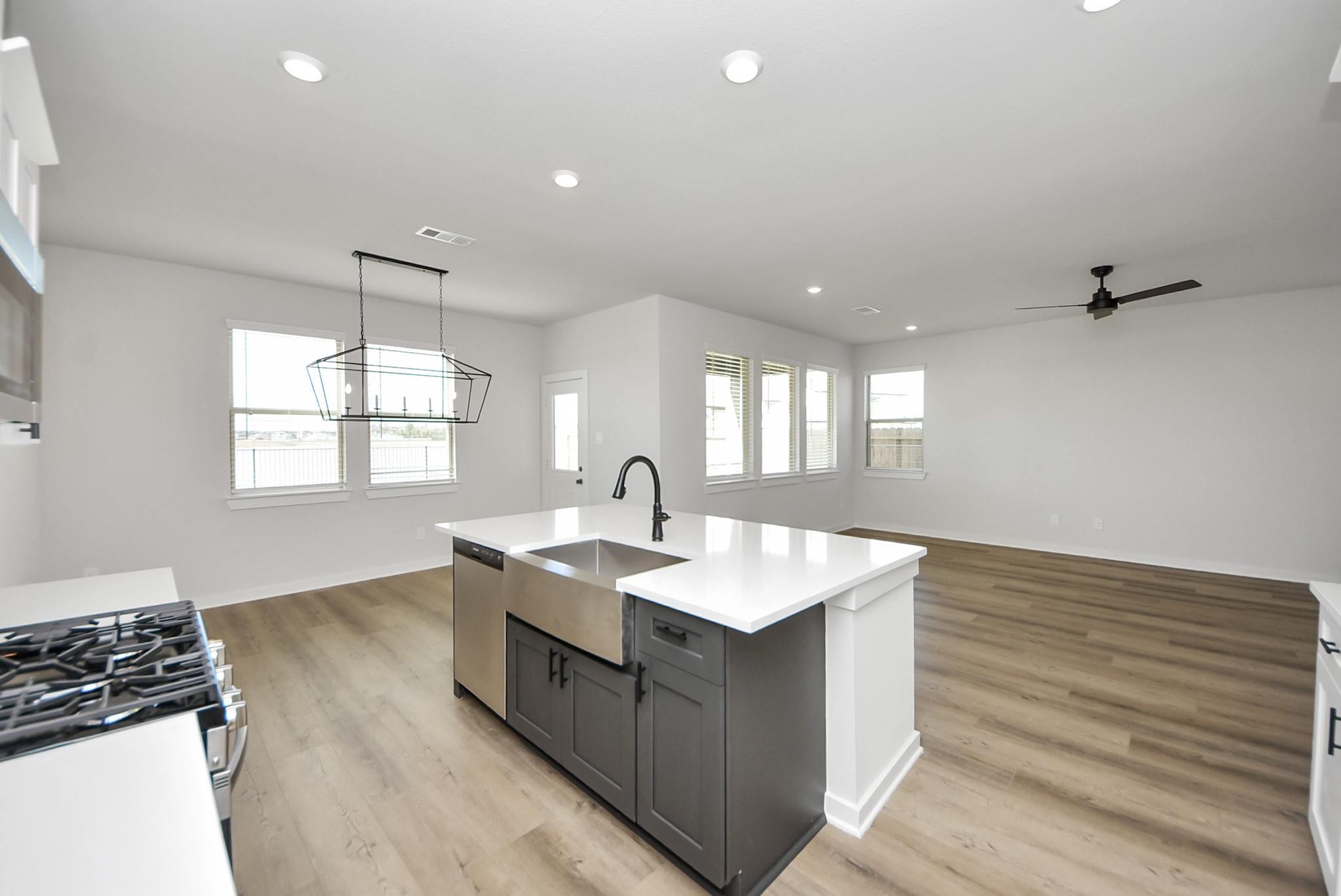 6522 Escondido Drive Rosharon, TX 77583 - Photo 13 of 33 Kitchen, quartz countertops, SS appliances