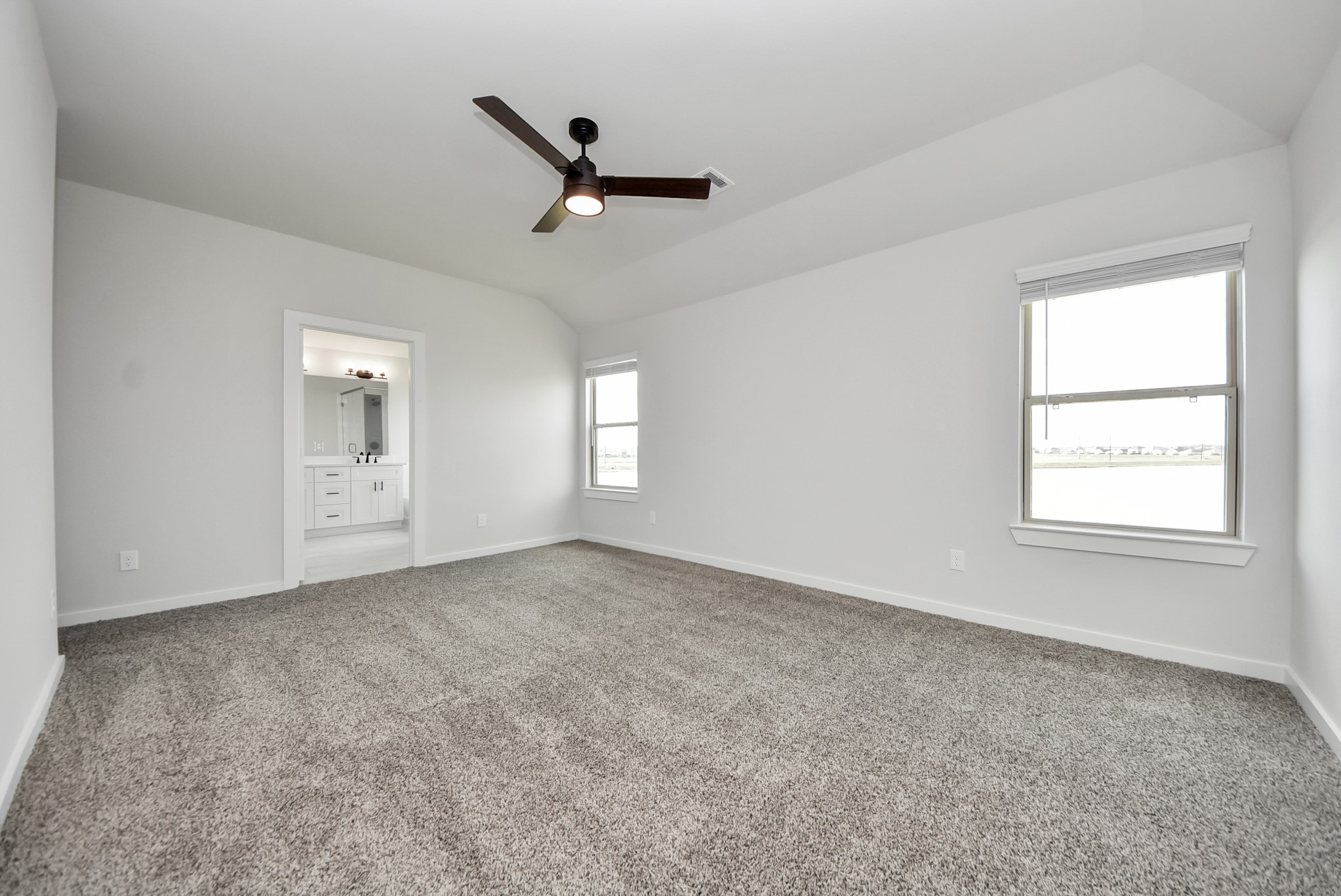 6522 Escondido Drive Rosharon, TX 77583 - Photo 18 of 33 Primary bedroom 2nd floor