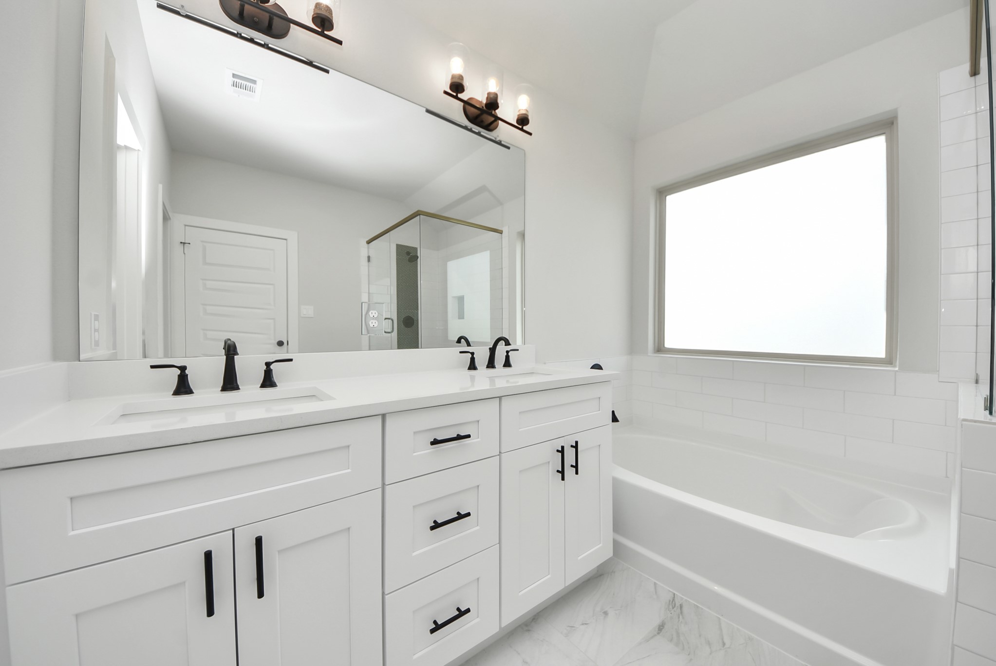 6522 Escondido Drive Rosharon, TX 77583 - Photo 19 of 33 Primary bath, soaking tub, double sink, stand up shower