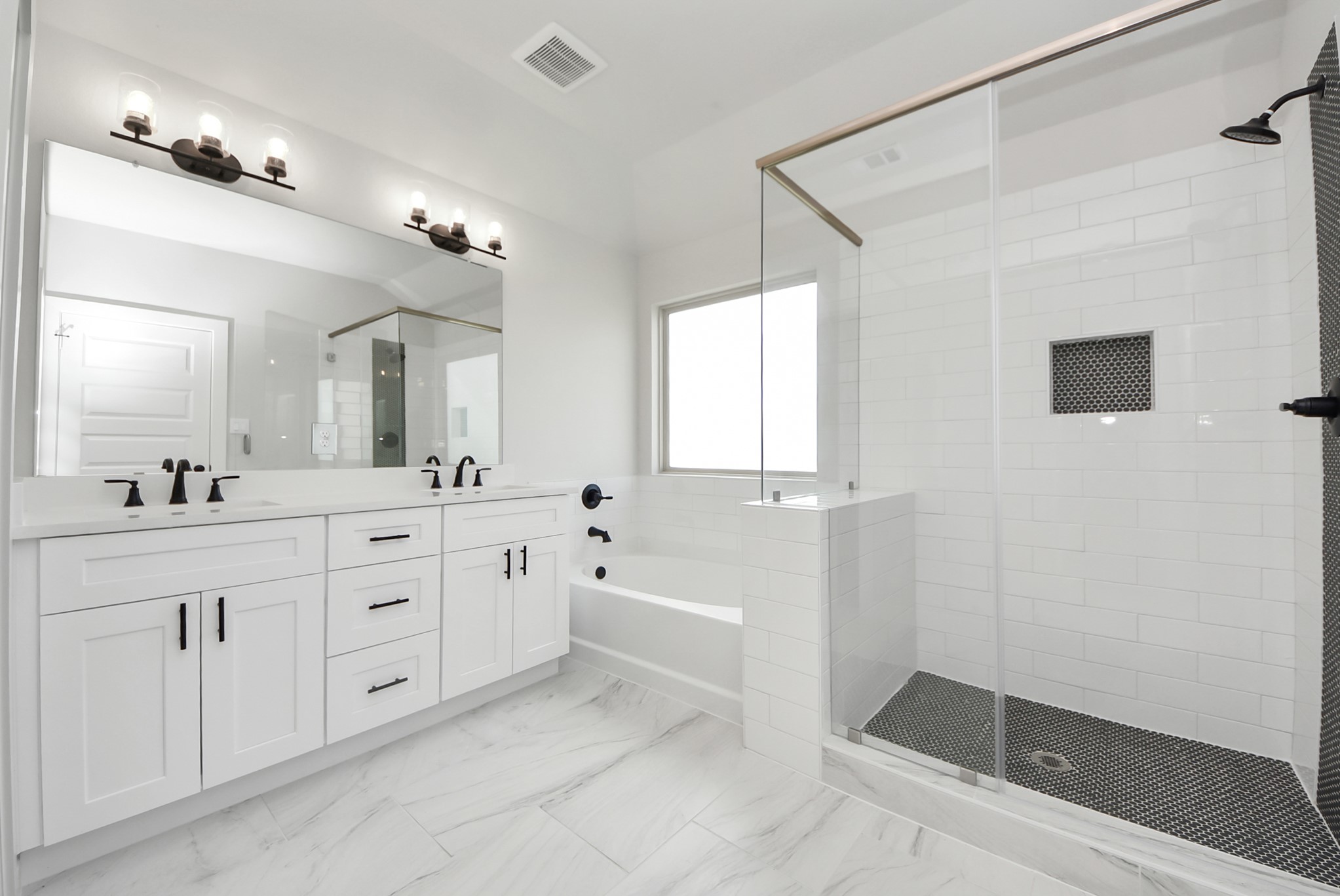 6522 Escondido Drive Rosharon, TX 77583 - Photo 20 of 33 Primary bath, soaking tub, double sink, stand up shower