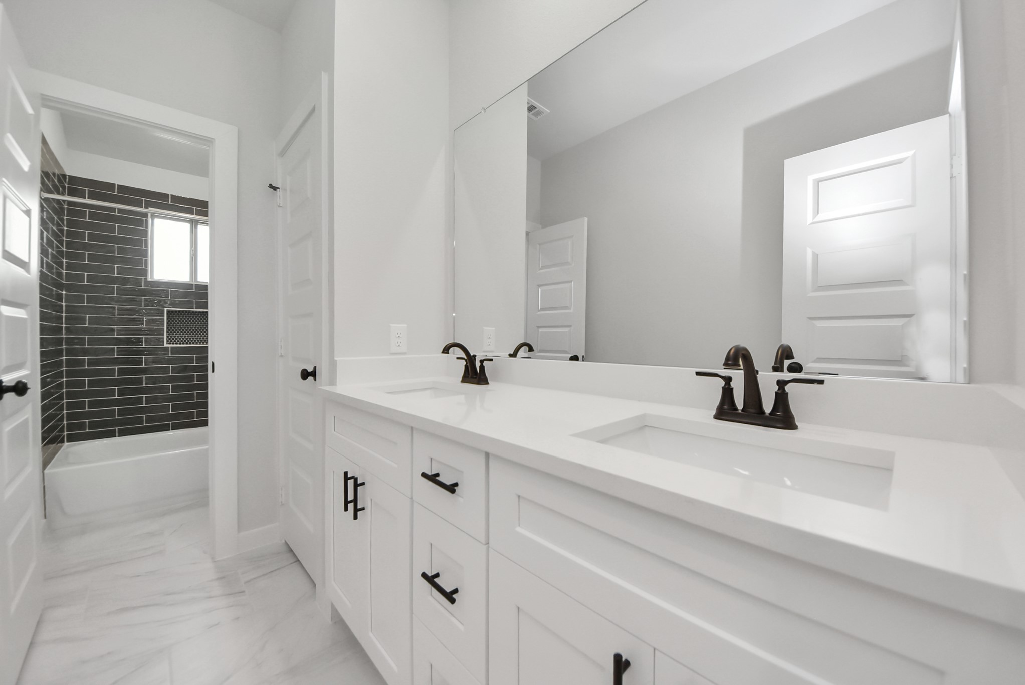 6522 Escondido Drive Rosharon, TX 77583 - Photo 27 of 33 2nd Floor shared full bathroom