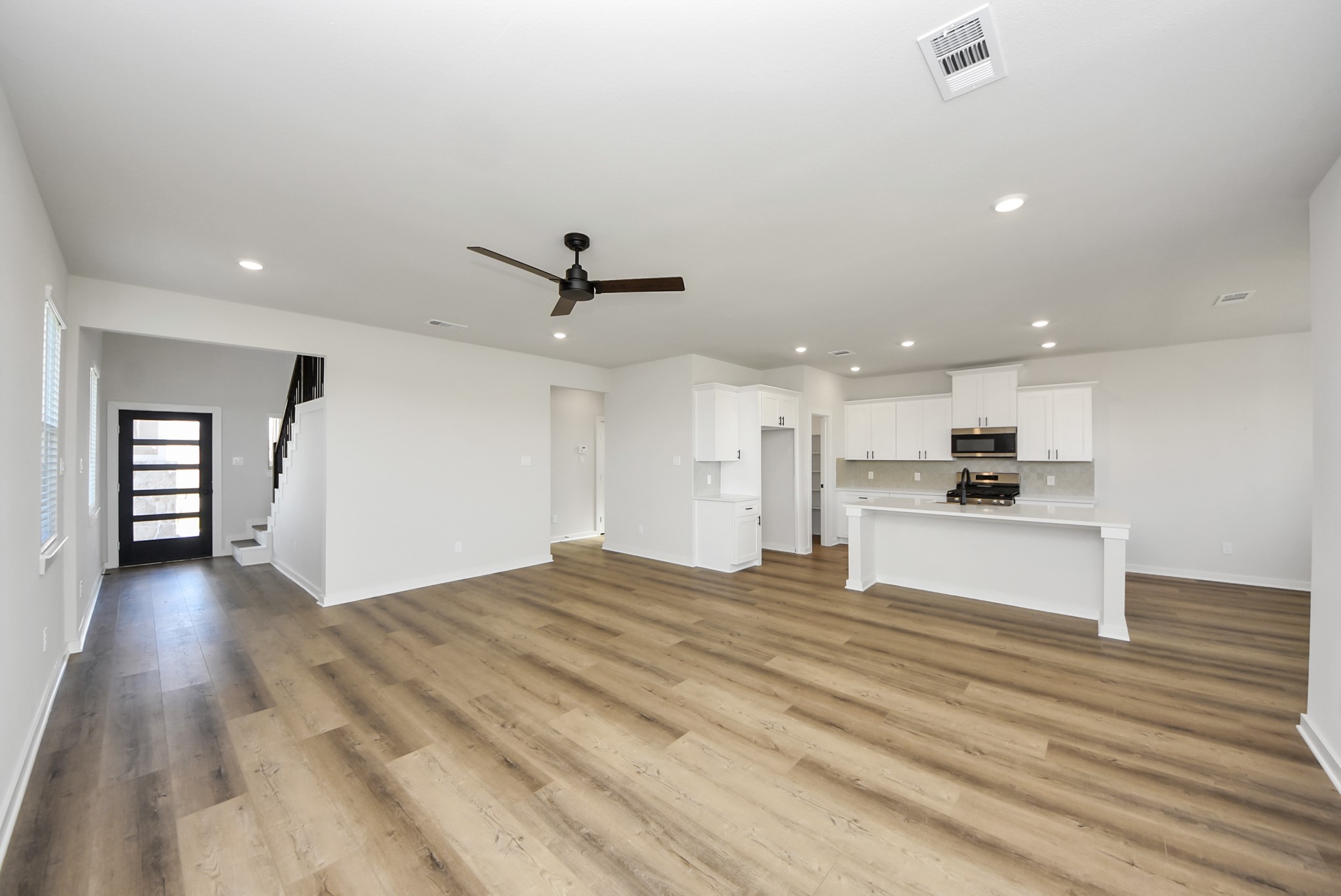 6522 Escondido Drive Rosharon, TX 77583 - Photo 7 of 33 Living area open concept