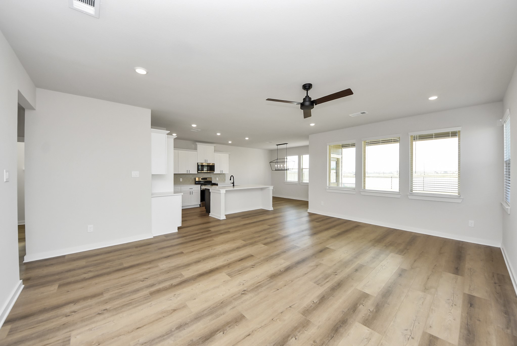 6522 Escondido Drive Rosharon, TX 77583 - Photo 8 of 33 Living area open concept