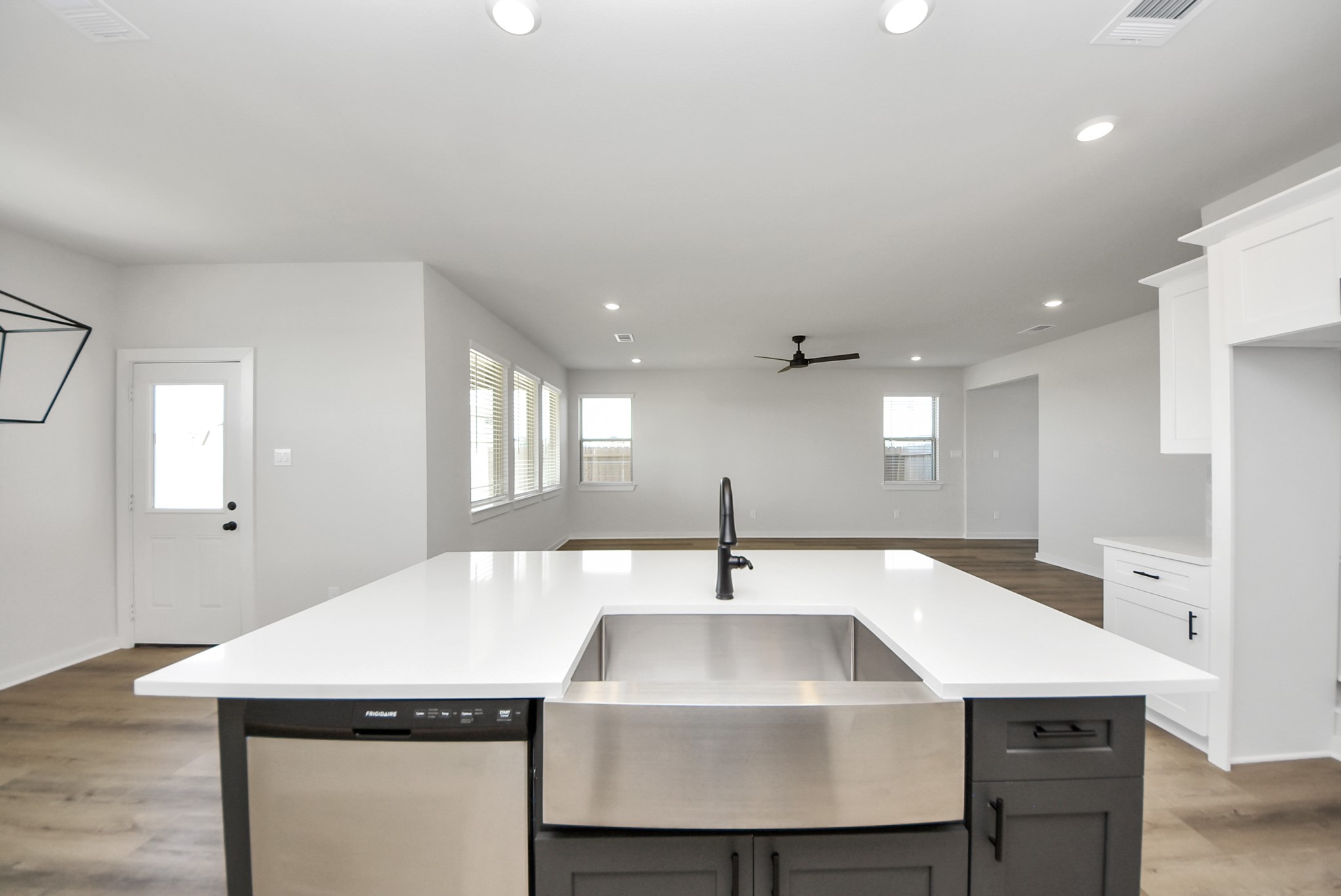 6522 Escondido Drive Rosharon, TX 77583 - Photo 9 of 33 Kitchen, quartz countertops, SS appliances