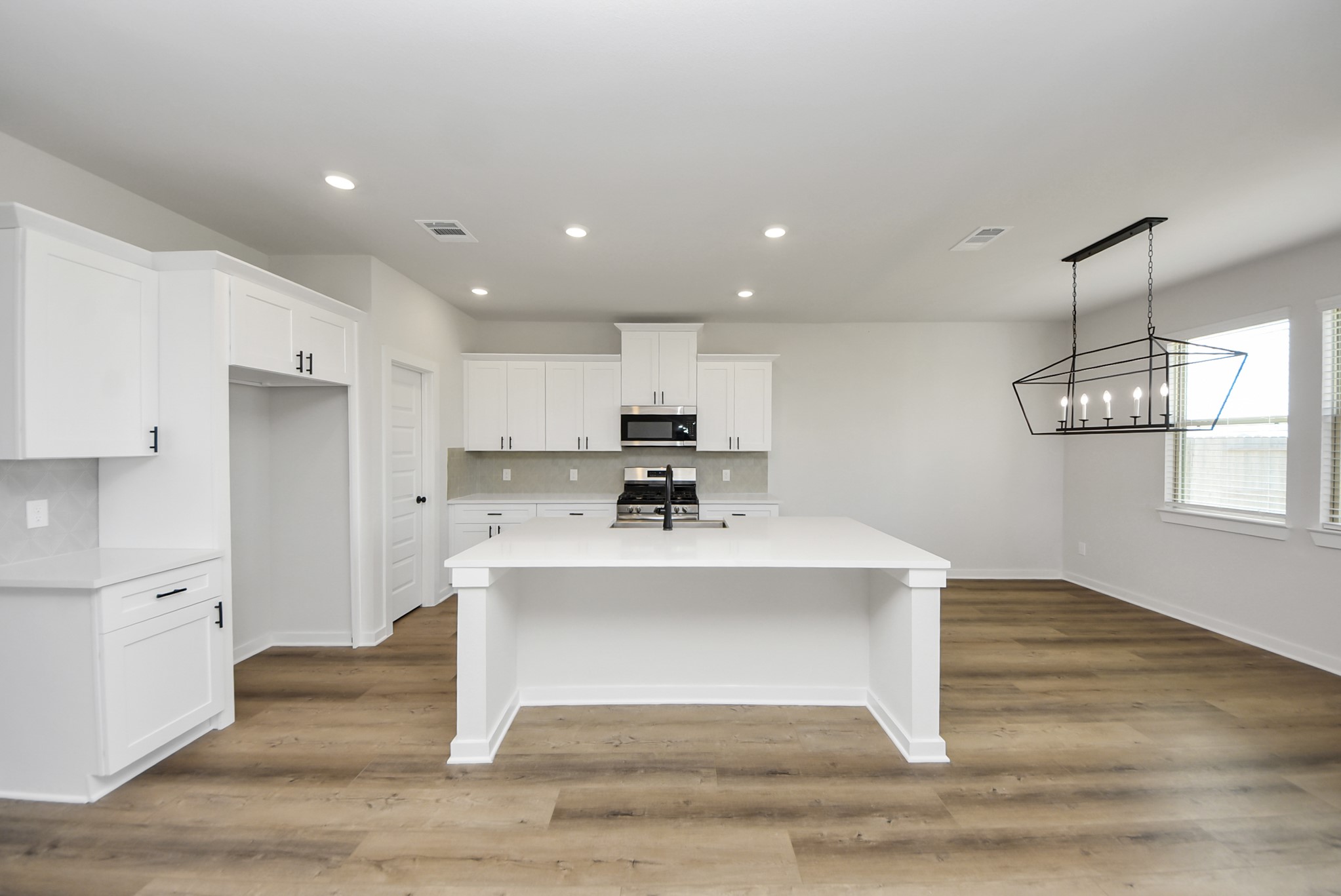 6522 Escondido Drive Rosharon, TX 77583 - Photo 10 of 33 Kitchen, quartz countertops, SS appliances