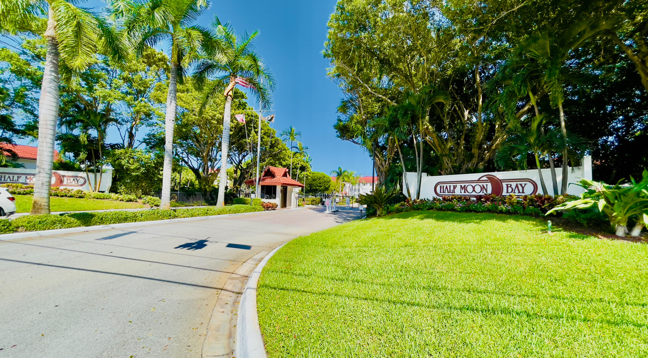 102 Half Moon Circle, Unit F2 Hypoluxo, FL 33462 - Photo 13 of 47 Gate and entrance