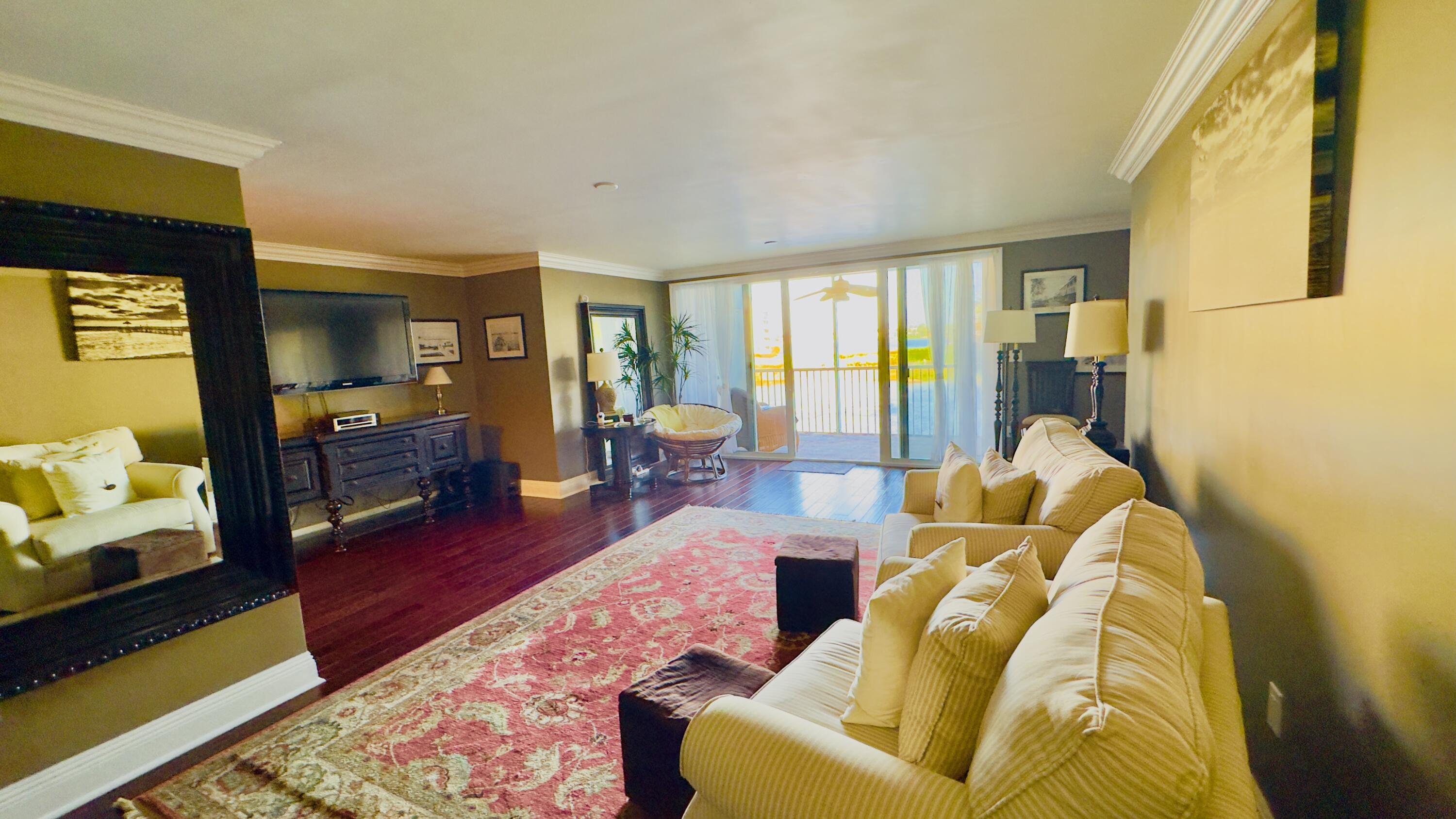 102 Half Moon Circle, Unit F2 Hypoluxo, FL 33462 - Photo 19 of 47 Living room