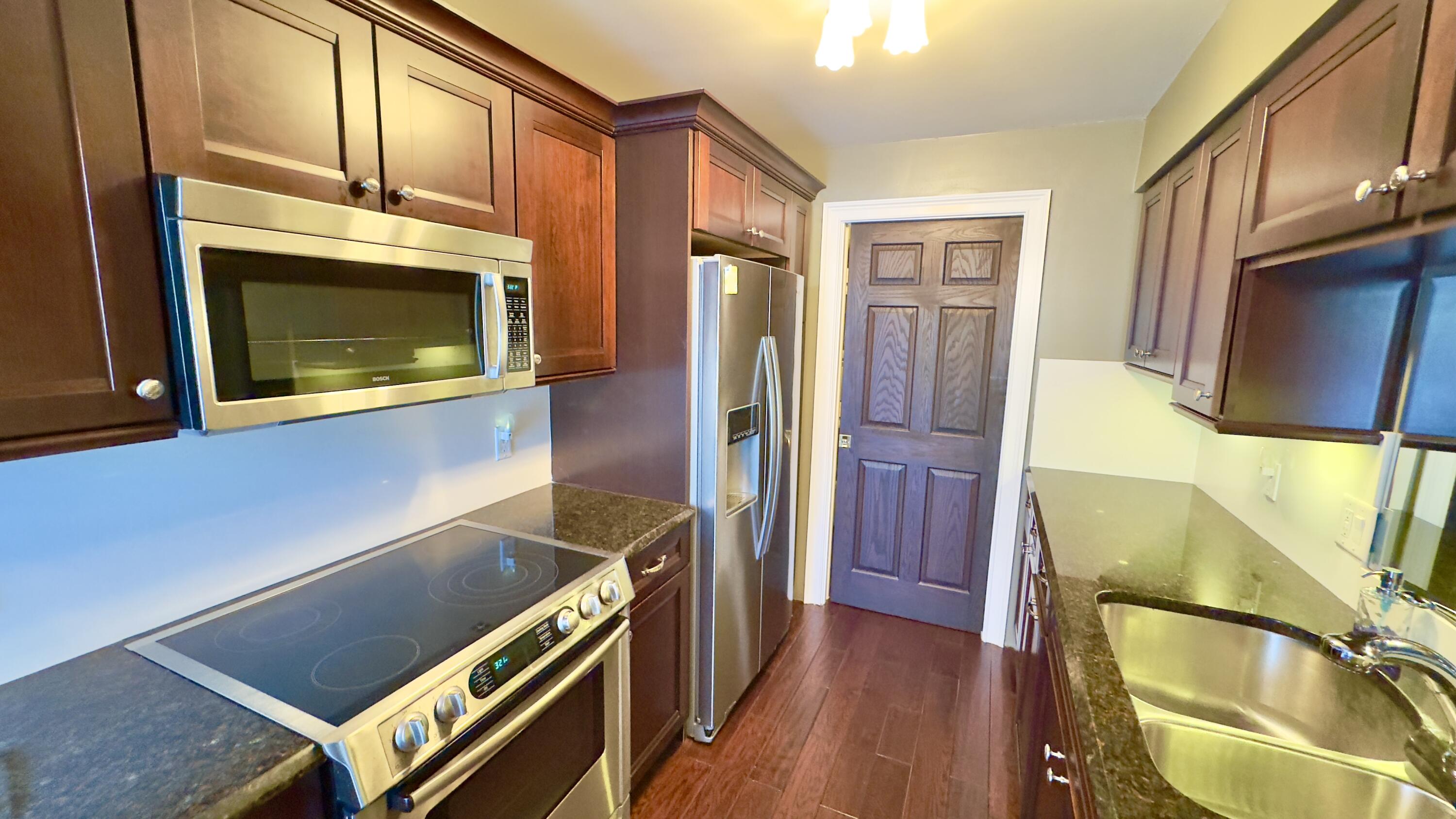 102 Half Moon Circle, Unit F2 Hypoluxo, FL 33462 - Photo 23 of 47 Modern Kitchen