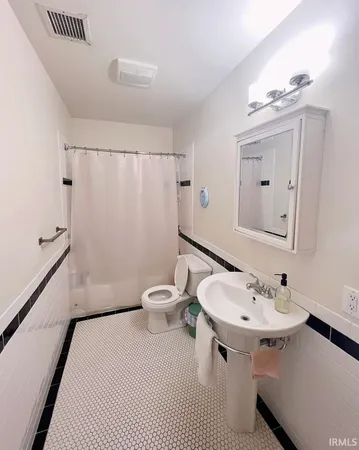 $2,000 | 213 North Walnut Street, Unit 1, Bloomington, IN 47404