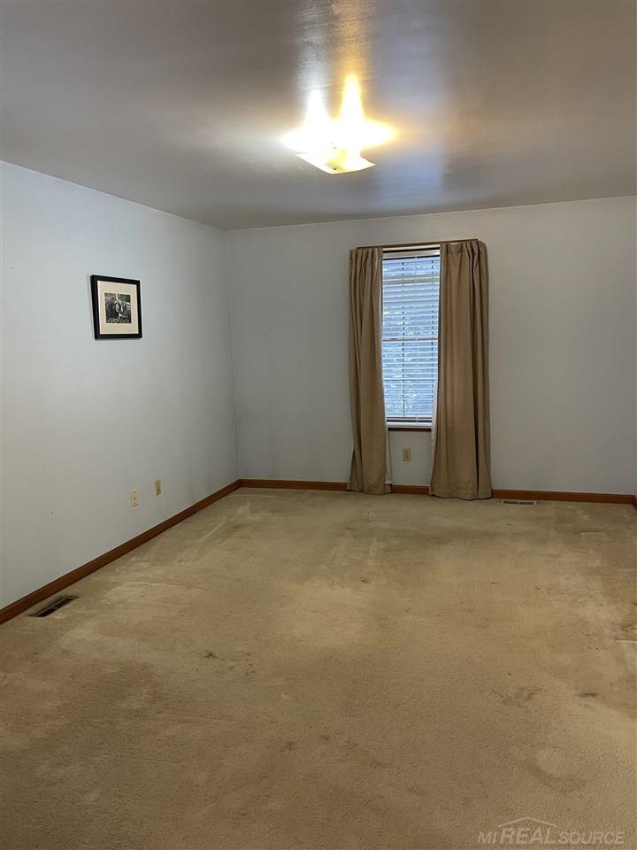 349 Grace Avenue Rochester, MI 48307 - Photo 11 of 31 50064775-10.JPG