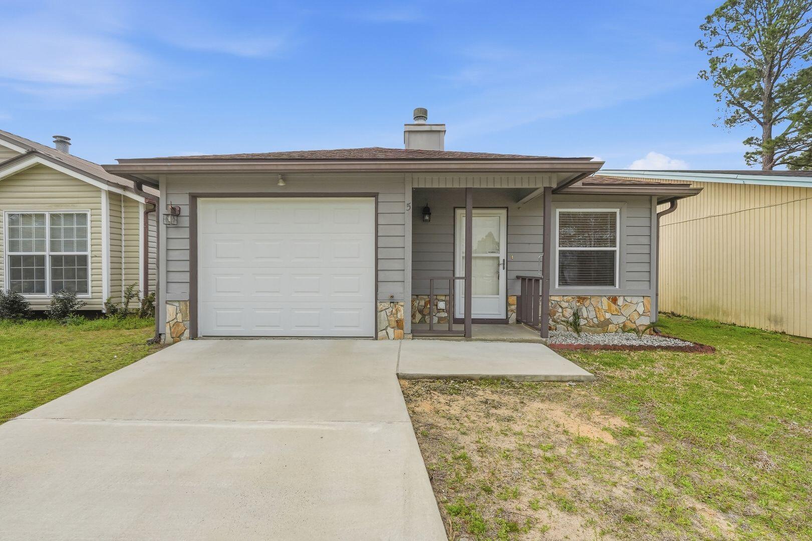 5 Kelly Way Valparaiso, FL 32580 - Photo 2 of 31 front view of a house with a yard