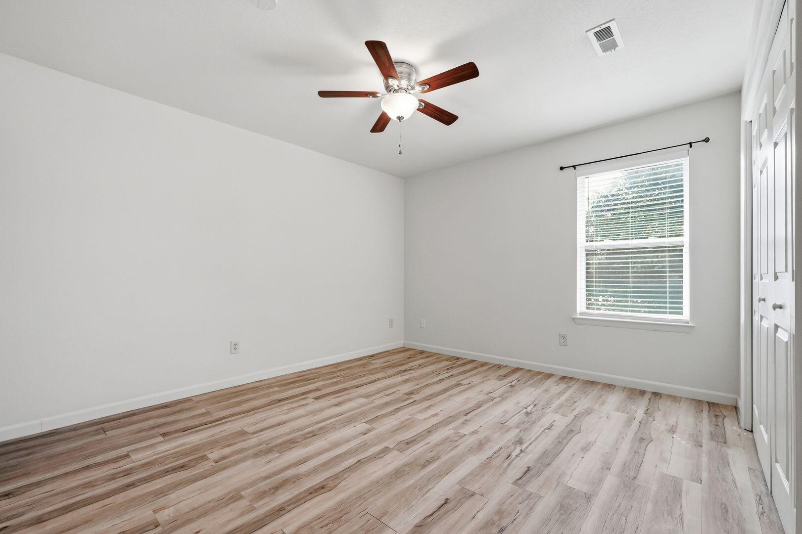 5 Kelly Way Valparaiso, FL 32580 - Photo 21 of 31 wooden floor in an empty room with a window