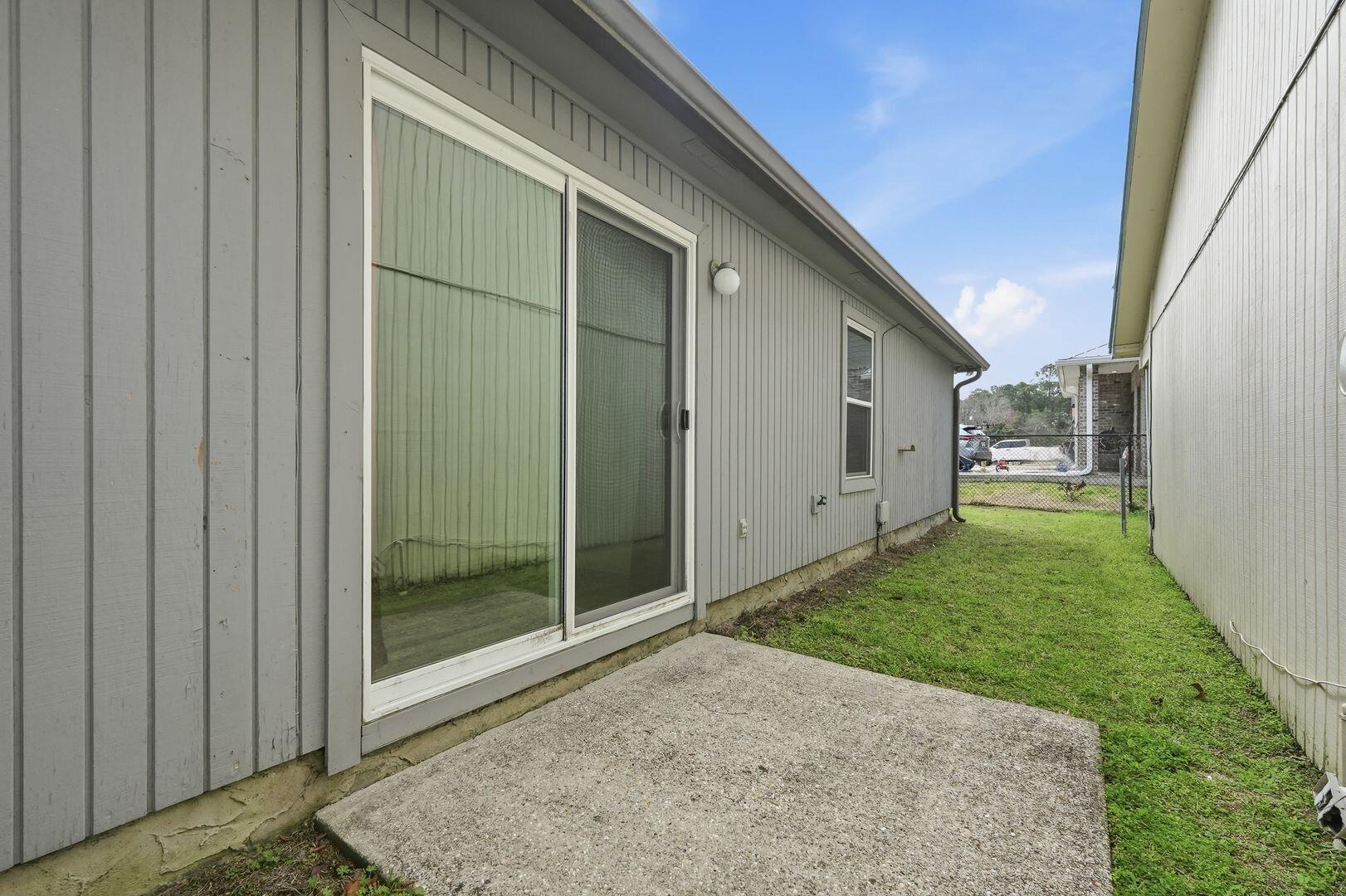 5 Kelly Way Valparaiso, FL 32580 - Photo 4 of 31 a backyard of a house