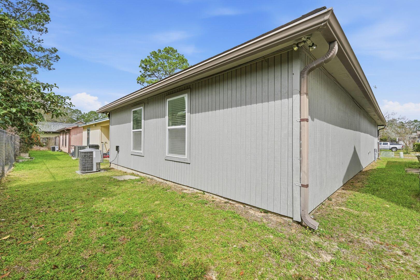 5 Kelly Way Valparaiso, FL 32580 - Photo 6 of 31 a backyard of a house with table and chairs