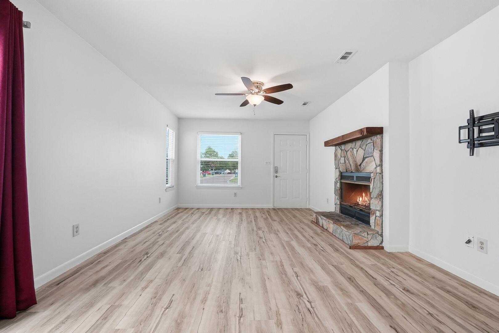 5 Kelly Way Valparaiso, FL 32580 - Photo 10 of 31 an empty room with windows and a ceiling fan