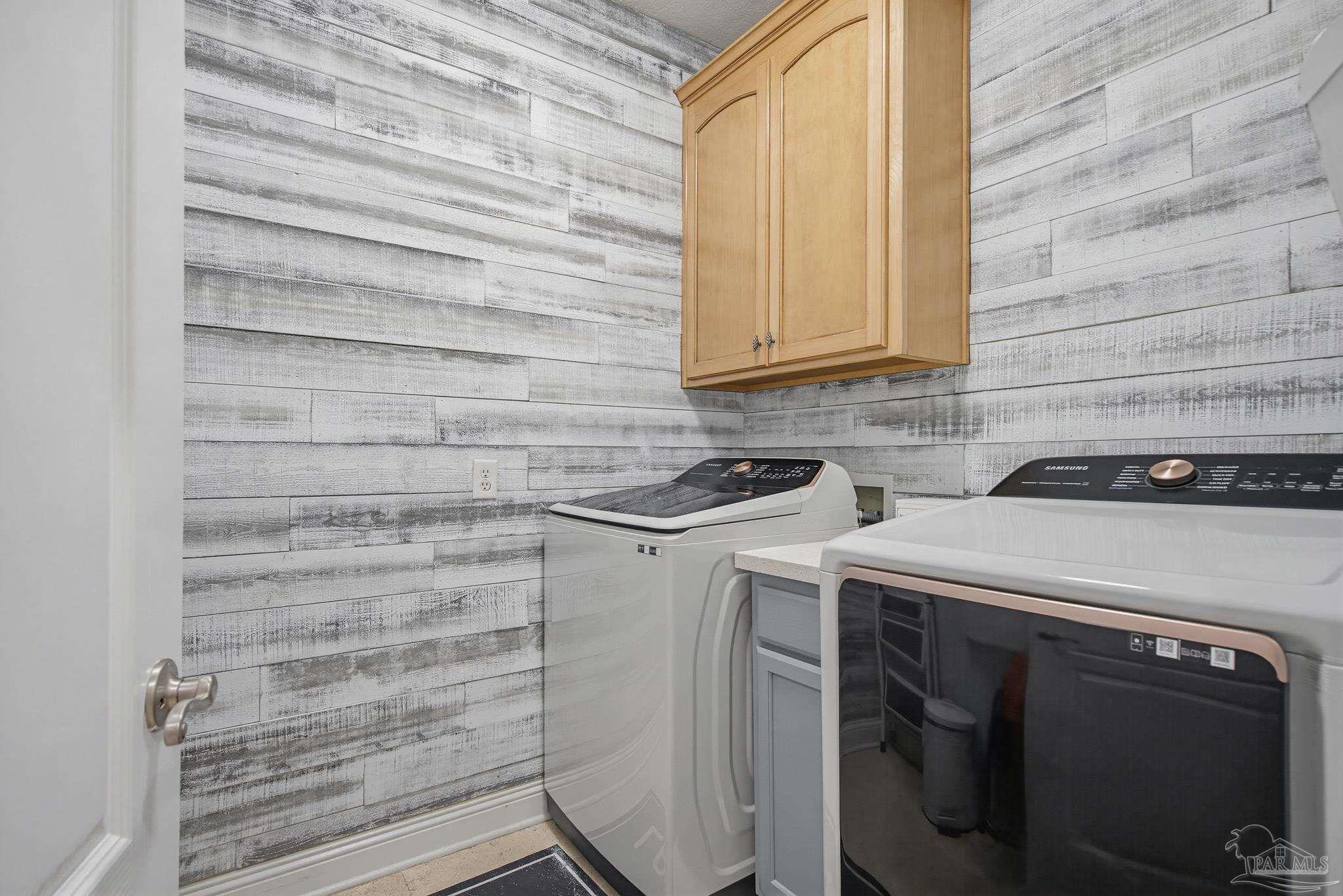 2855 Walling Road Milton, FL 32570 - Photo 36 of 55 a utility room with dryer and washer
