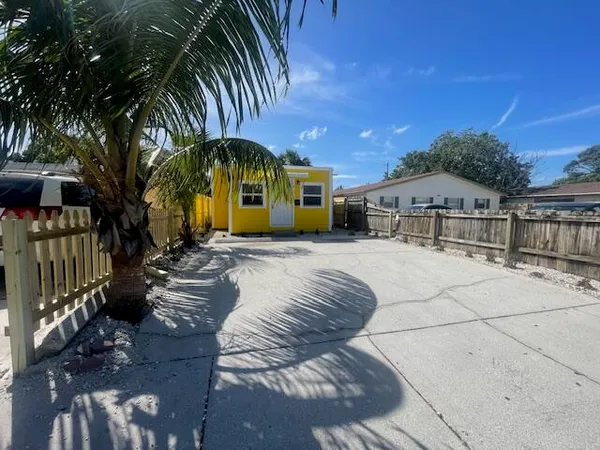 $2,000 | 413 North E Street, Lake Worth Beach, FL 33460