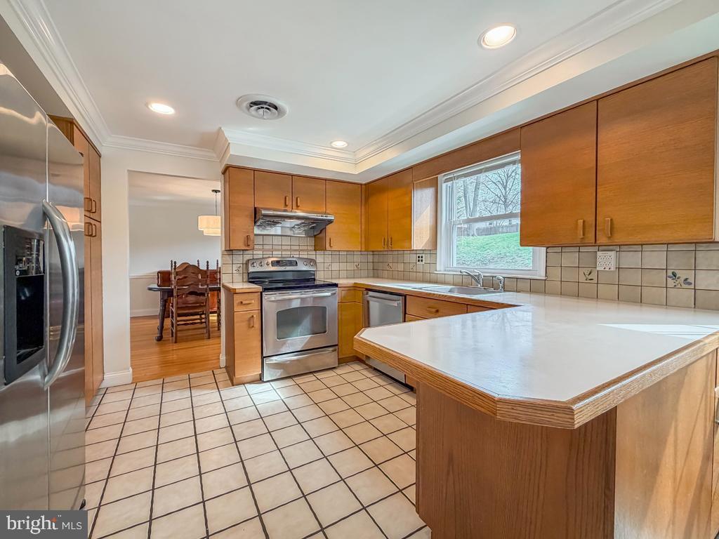 221 Foxcroft Road Broomall, PA 19008 - Photo 13 of 67 Kitchen with stainless steel appliances