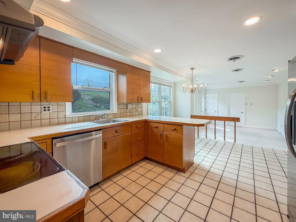 221 Foxcroft Road Broomall, PA 19008 - Photo 14 of 67 Kitchen with Breakfast Area