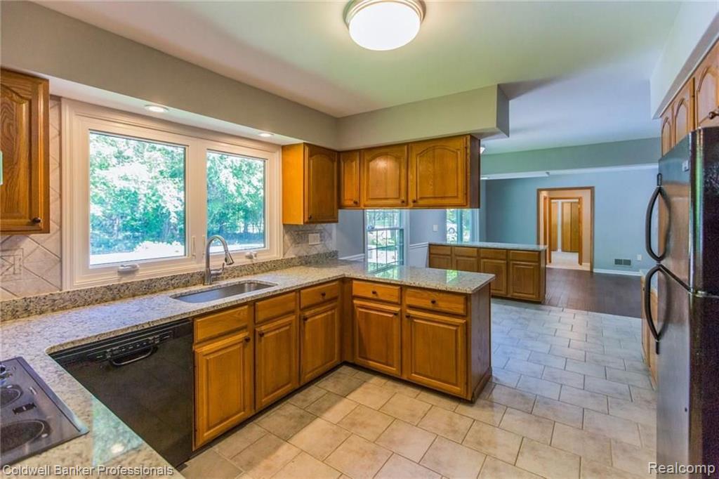 29075 Summerwood Road Farmington, MI 48334 - Photo 11 of 41