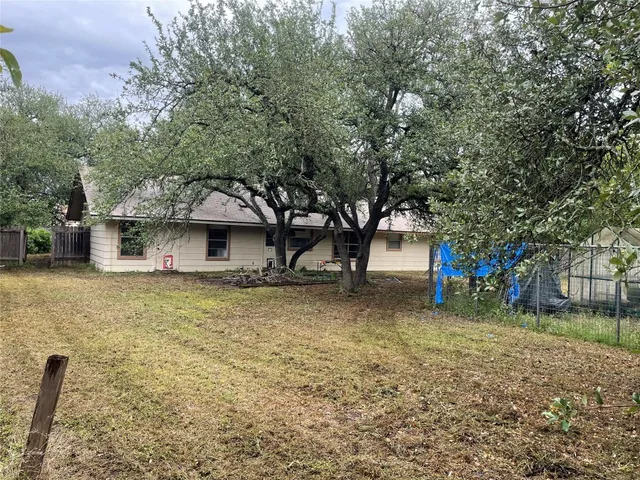 a small pool is sitting in the middle of a yard