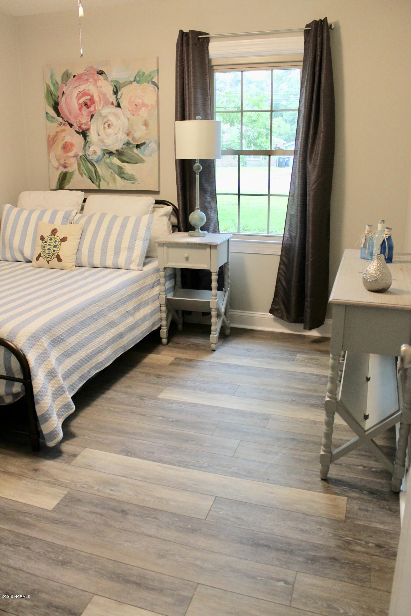 806 Spring Valley Road Wilmington, NC 28405 - Photo 8 of 20 nicely decorated home with good sized rooms.