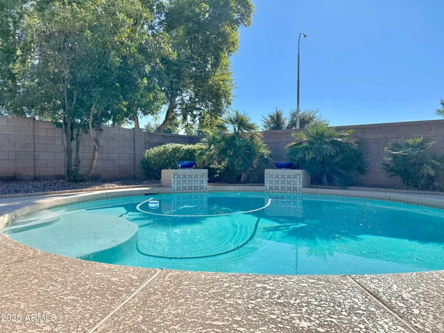 a view of a backyard