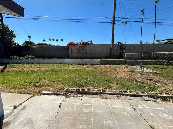 a view of a backyard of the house