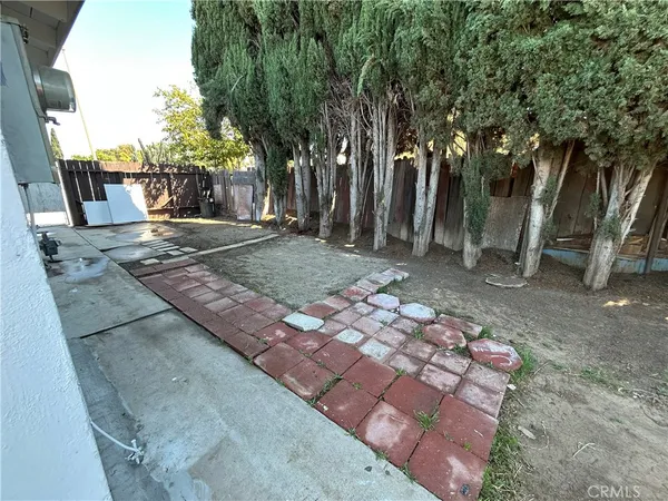 a view of a back yard of the house