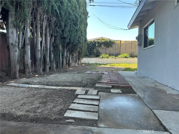 a view of a backyard with tub