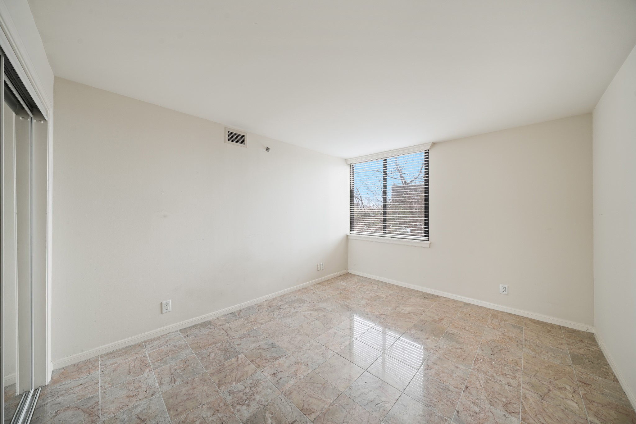 3525 Sage Road, Unit 404 Houston, TX 77056 - Photo 4 of 15