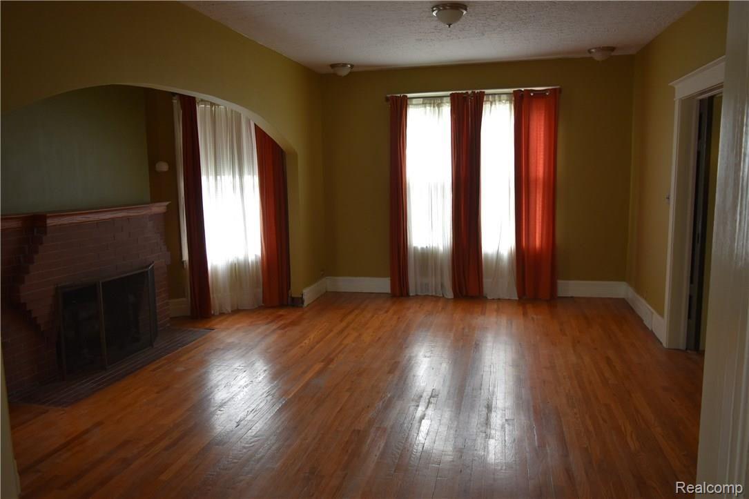 696 Atkinson Street Detroit, MI 48202 - Photo 5 of 21 Living Room