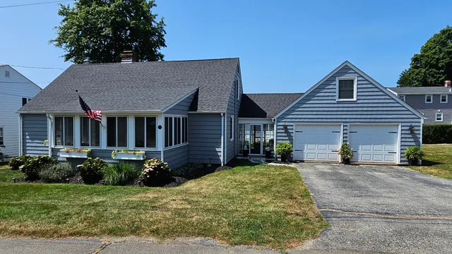 a view of a house with backyard