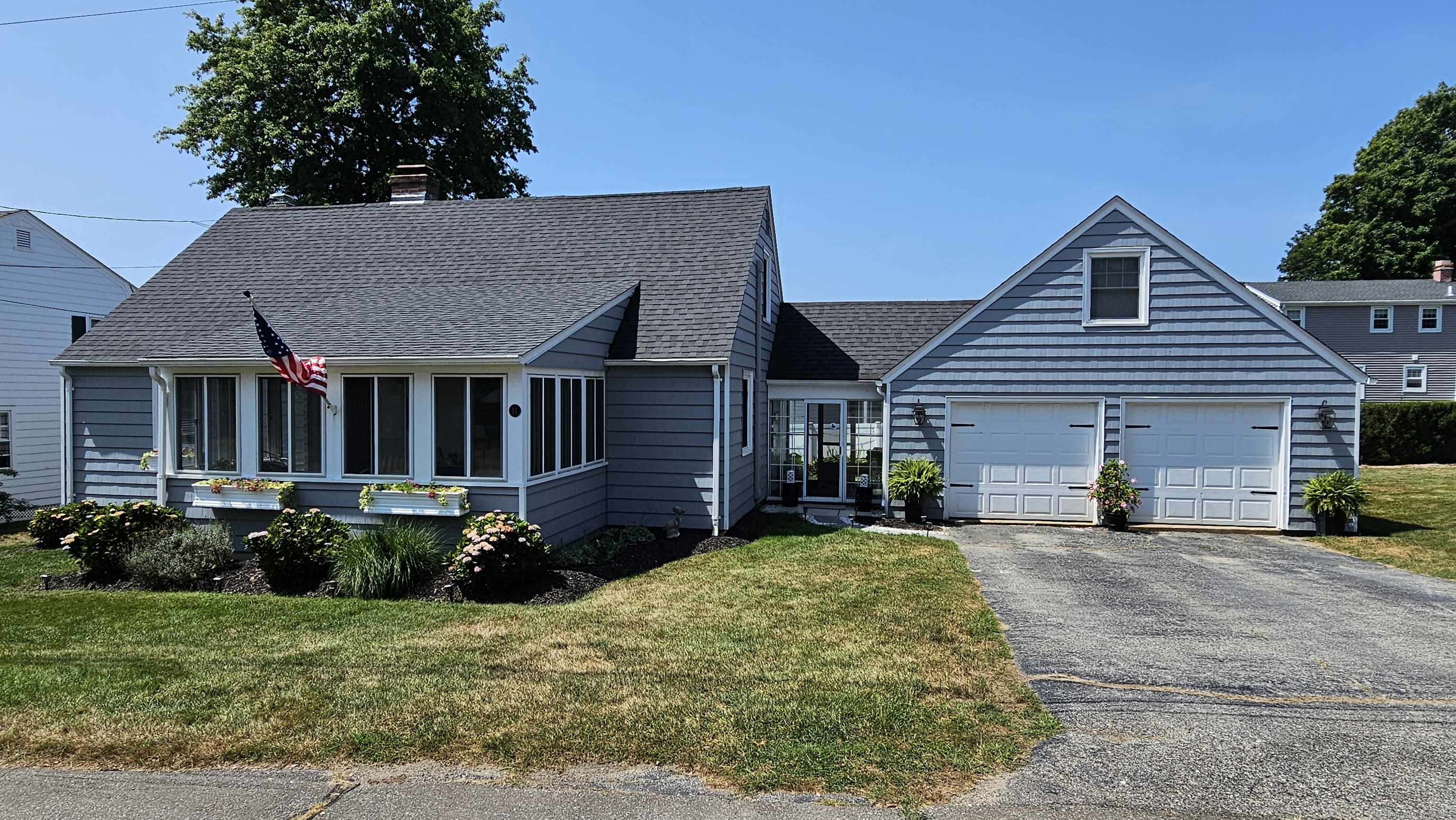 a view of a house with backyard