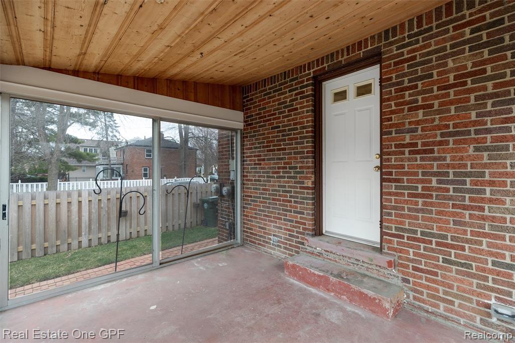 1488 Roslyn Road Grosse Pointe Woods, MI 48236 - Photo 28 of 40
