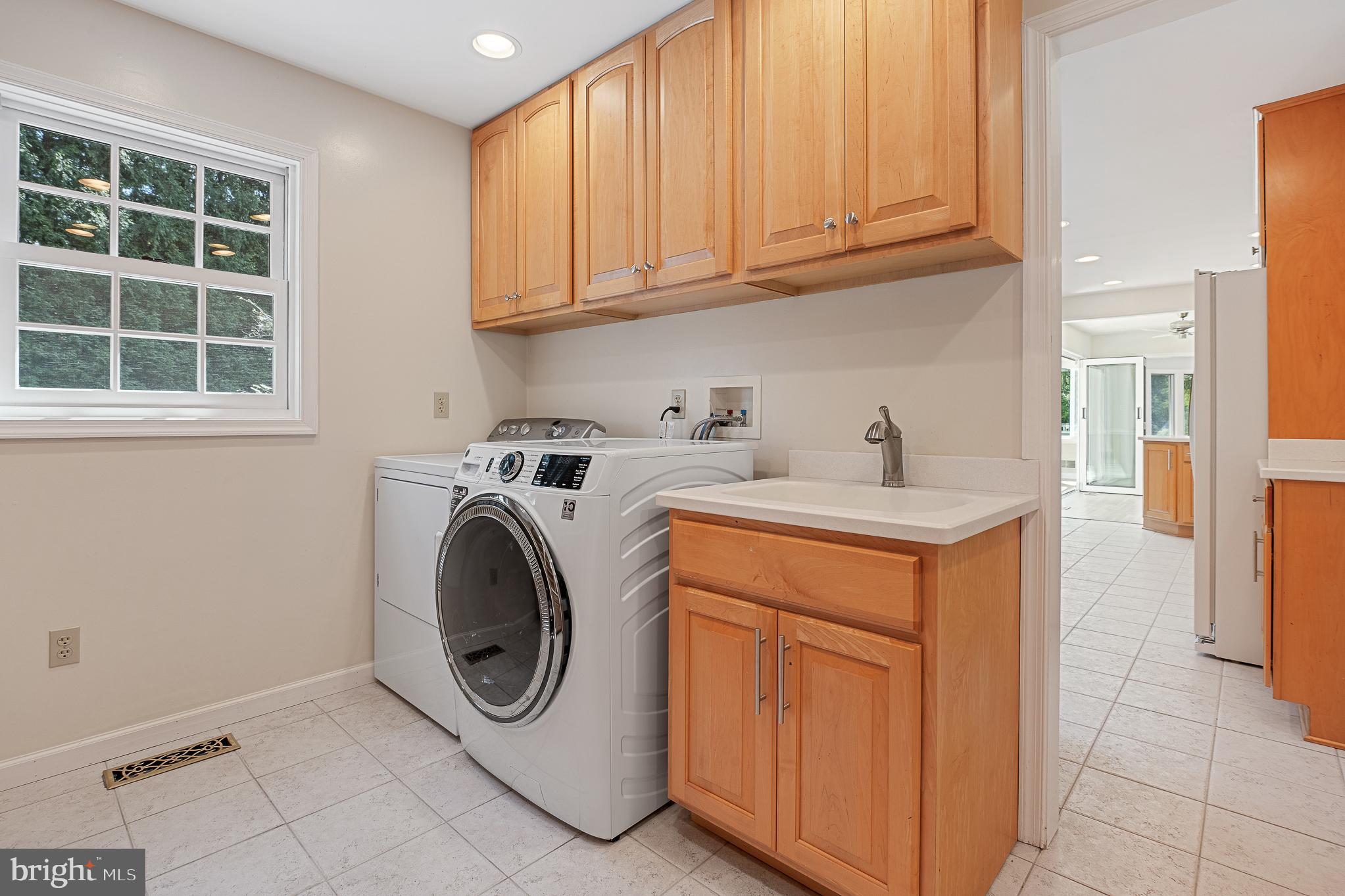 13000 Brandon Way Road Gaithersburg, MD 20878 - Photo 26 of 117 Main level laundry room