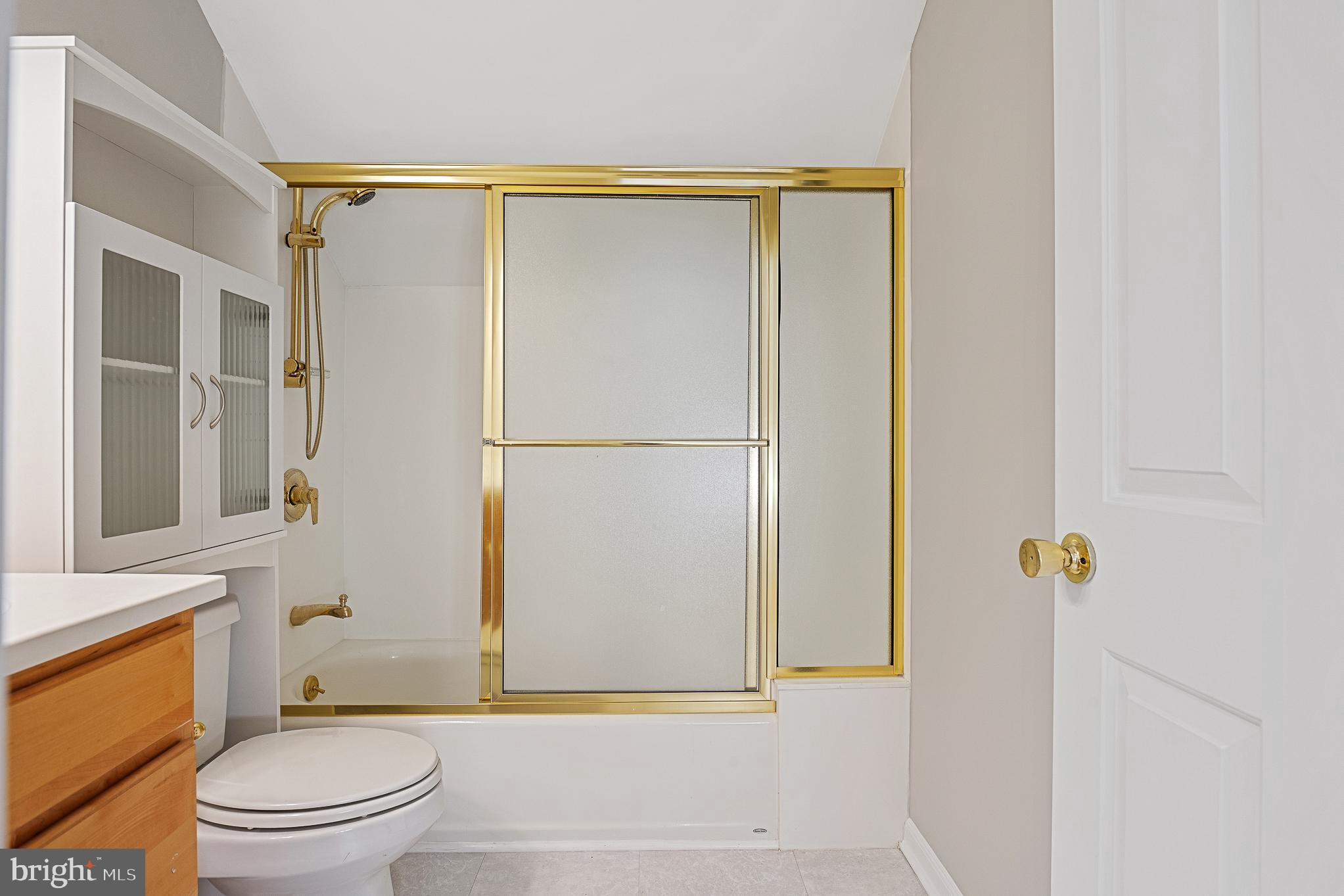 13000 Brandon Way Road Gaithersburg, MD 20878 - Photo 73 of 117 Upstairs bathroom