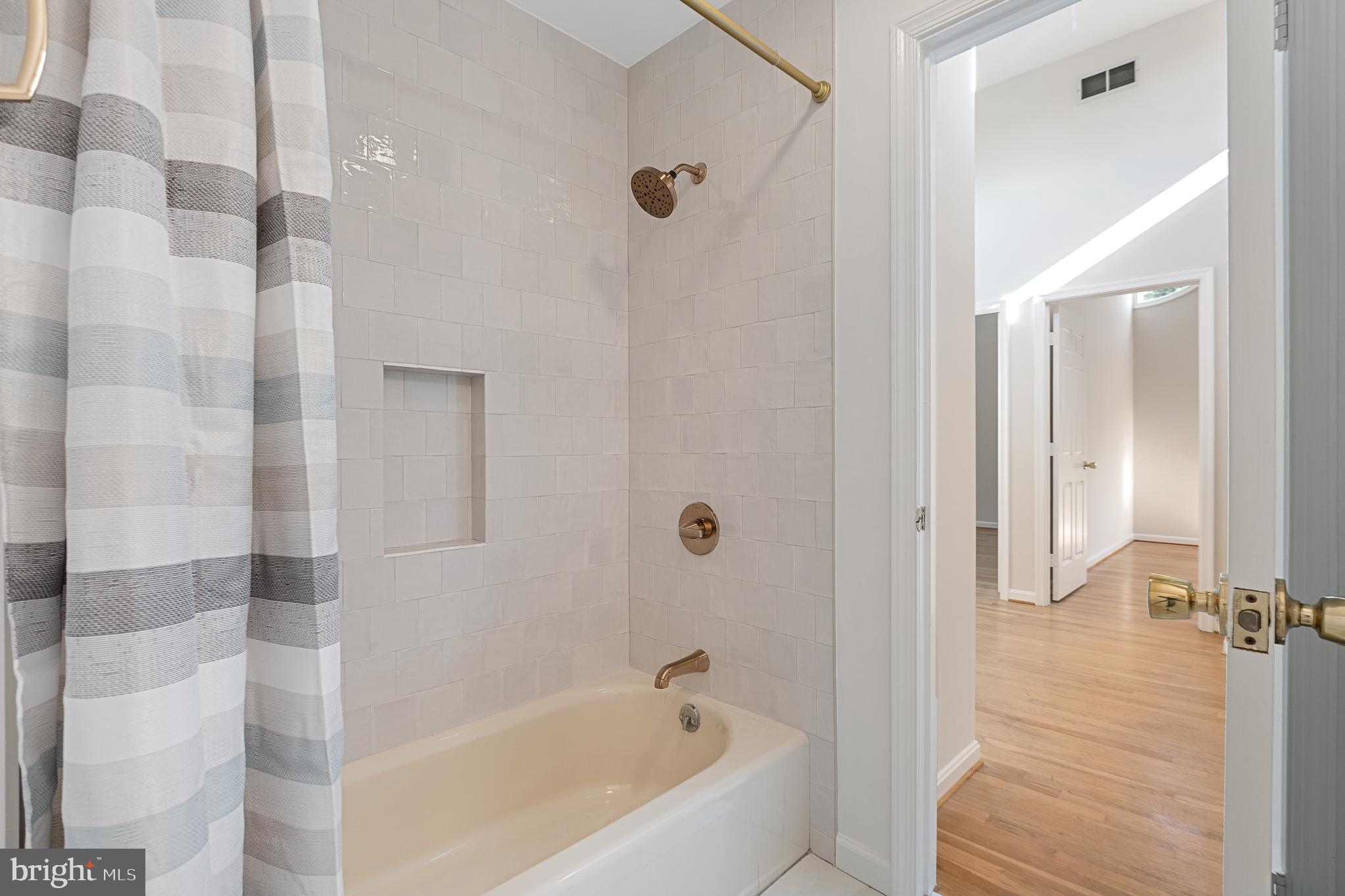 13000 Brandon Way Road Gaithersburg, MD 20878 - Photo 77 of 117 Upstairs bathroom 2