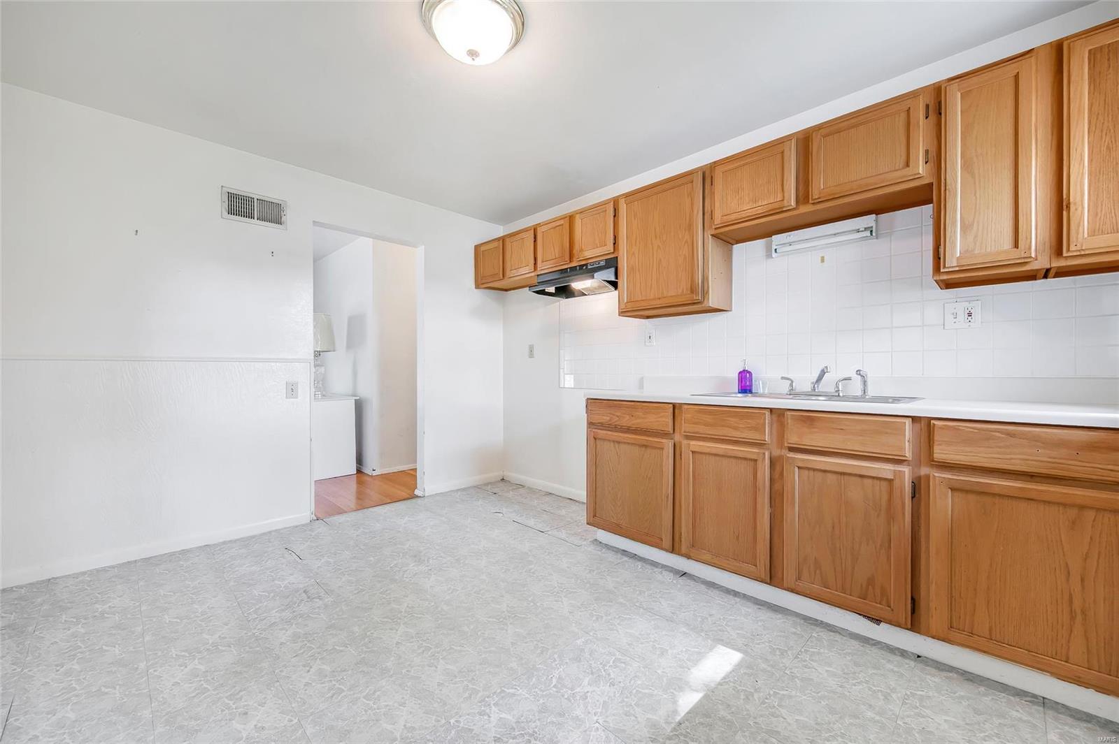 2272 Brown Road St. Louis, MO 63114 - Photo 8 of 30 Gallery Image 8