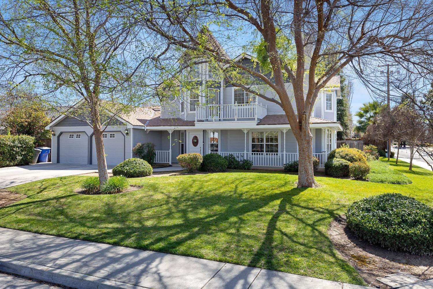695 Monroe Street Coalinga, CA 93210 - Photo 3 of 44 a front view of a house with a yard