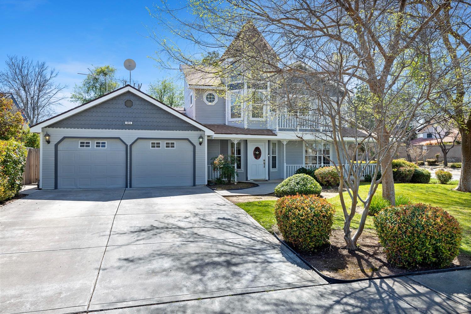 695 Monroe Street Coalinga, CA 93210 - Photo 4 of 44 a front view of a house with a yard and garage