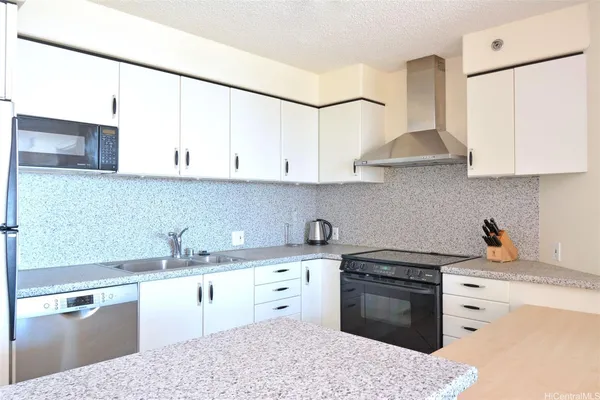 $2,700 | 801 South King Street, Unit 3701, Honolulu, HI 96813