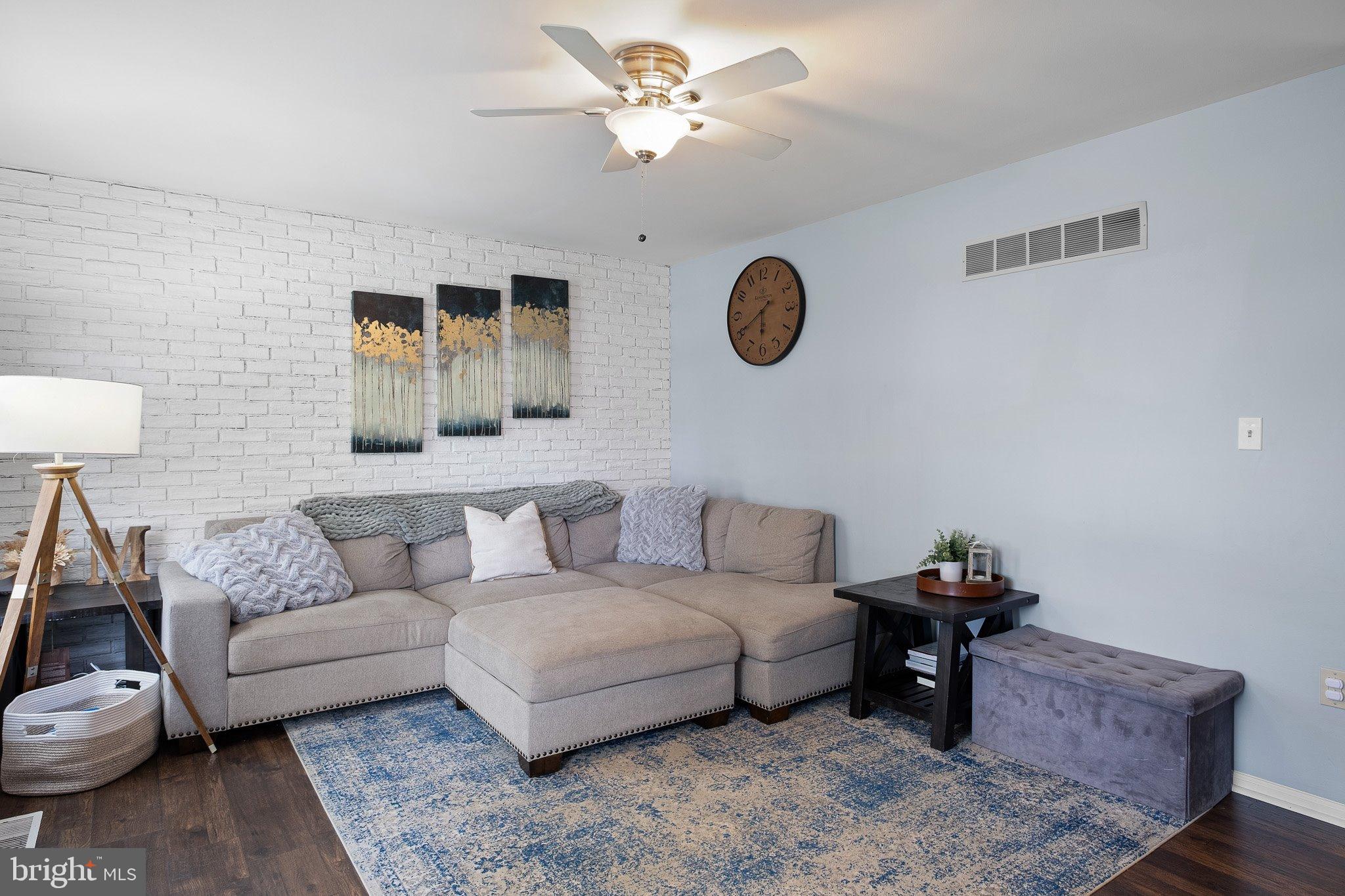 34 Sentry Lane Newark, DE 19711 - Photo 20 of 38 a living room with furniture and a lamp