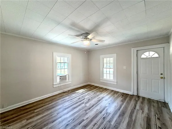 $1,350 | 3414 Summit Avenue, Greensboro, NC 27405