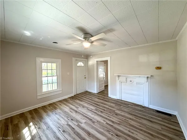 $1,350 | 3414 Summit Avenue, Greensboro, NC 27405