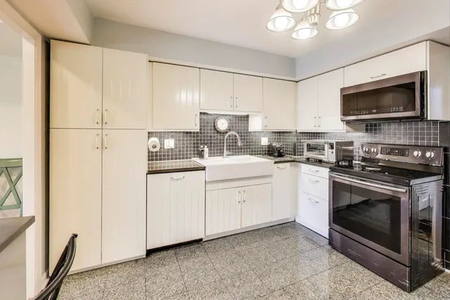 $450,000 | 3955 Mission Hills Road, Unit D, Northbrook, IL 60062