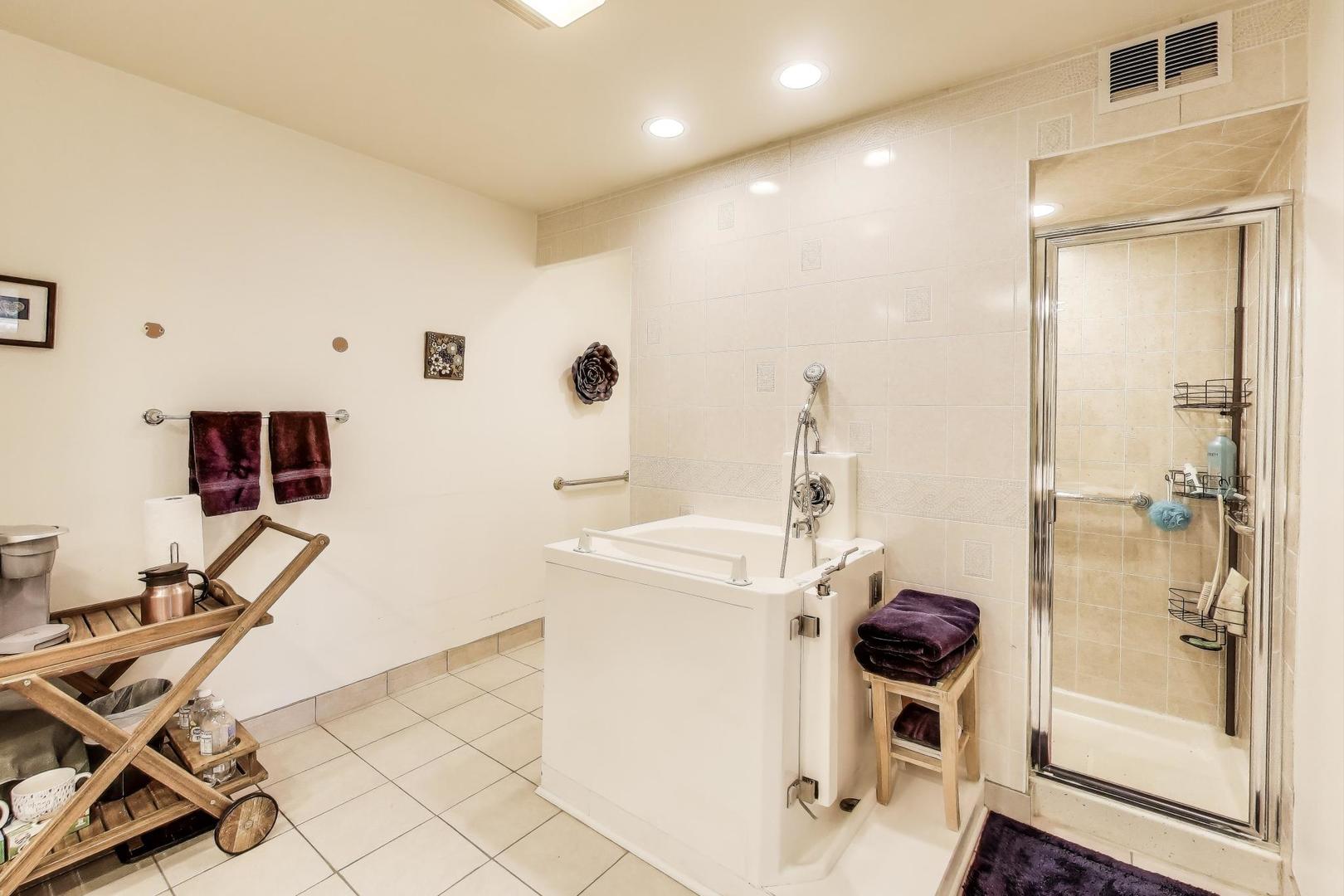 3955 Mission Hills Road, Unit D Northbrook, IL 60062 - Photo 14 of 26 a workspace with furniture and white walls