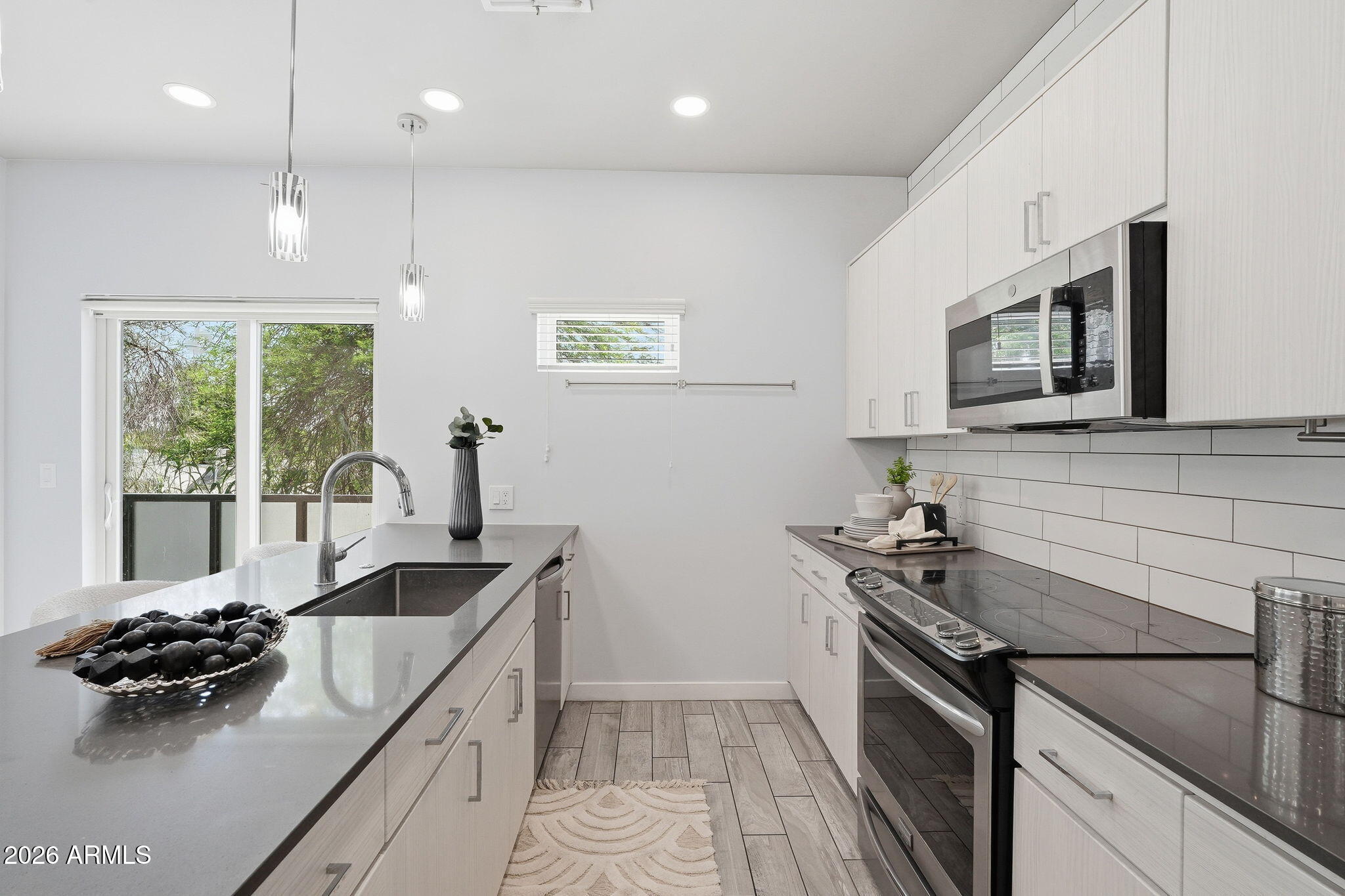 2727 East Thomas Road, Unit 5 Phoenix, AZ 85016 - Photo 12 of 41 a kitchen that has a sink and a stove